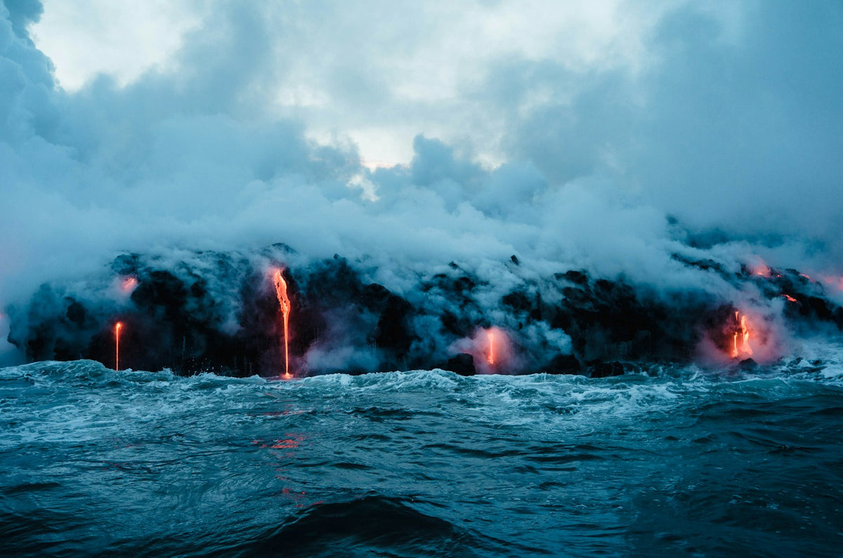 Lava fluyendo al océano en Kalapana