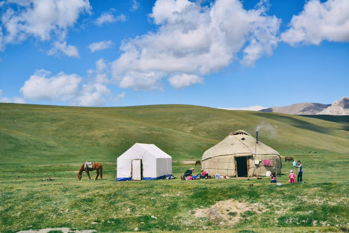 Yurtas en la pradera de montaña