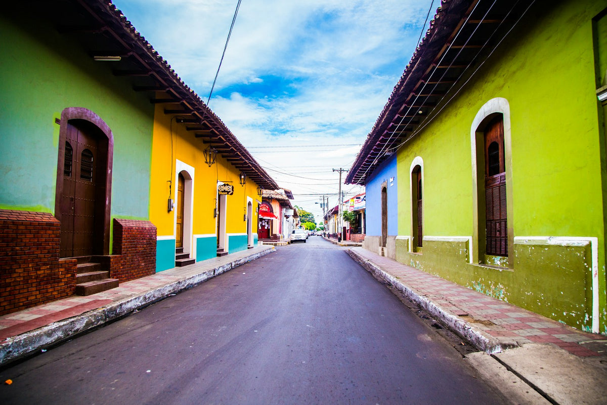 Calle colonial de casas de colores