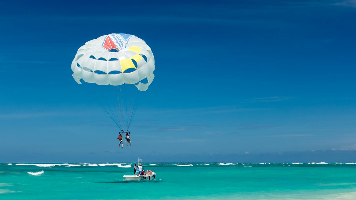 Parasailing sobre la playa de Punta Cana