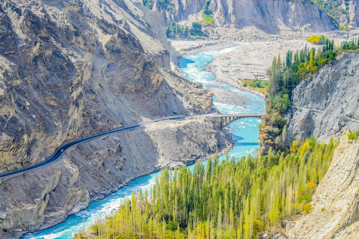 Río entre montañas en el valle de Hunza