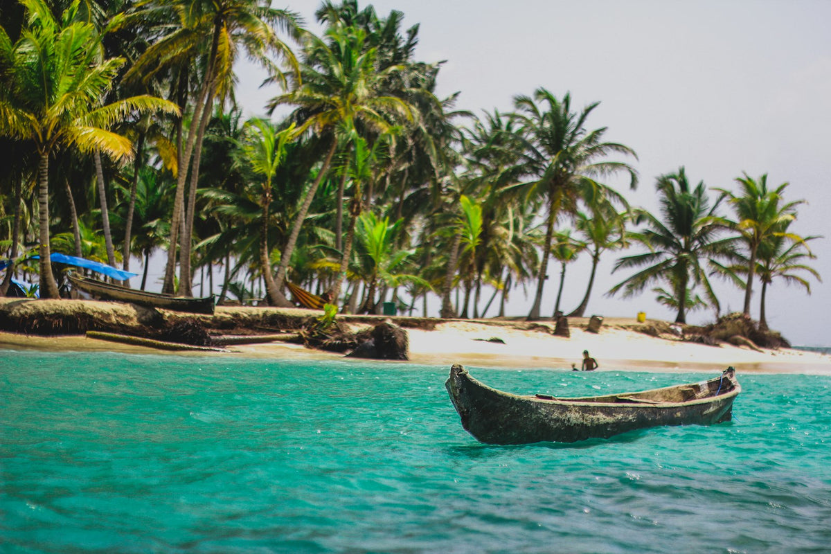 Canoa en una playa caribeña