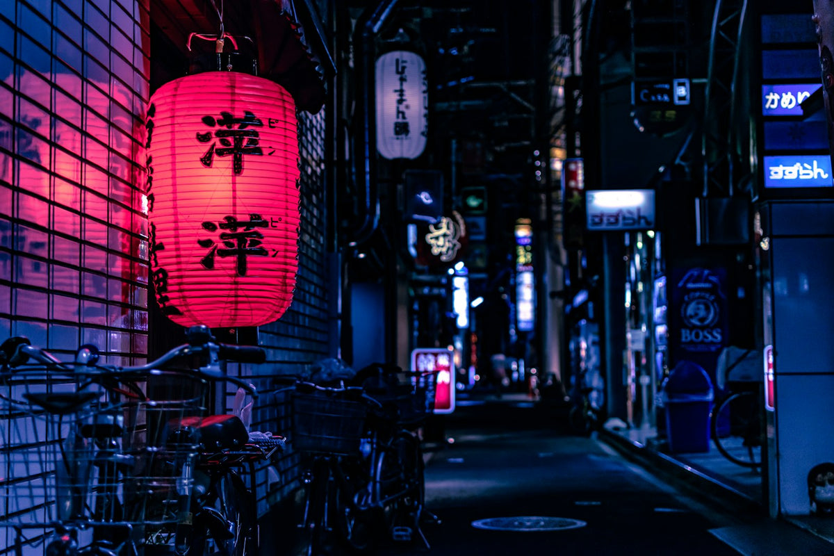 Farolillos en una calle japonesa de noche