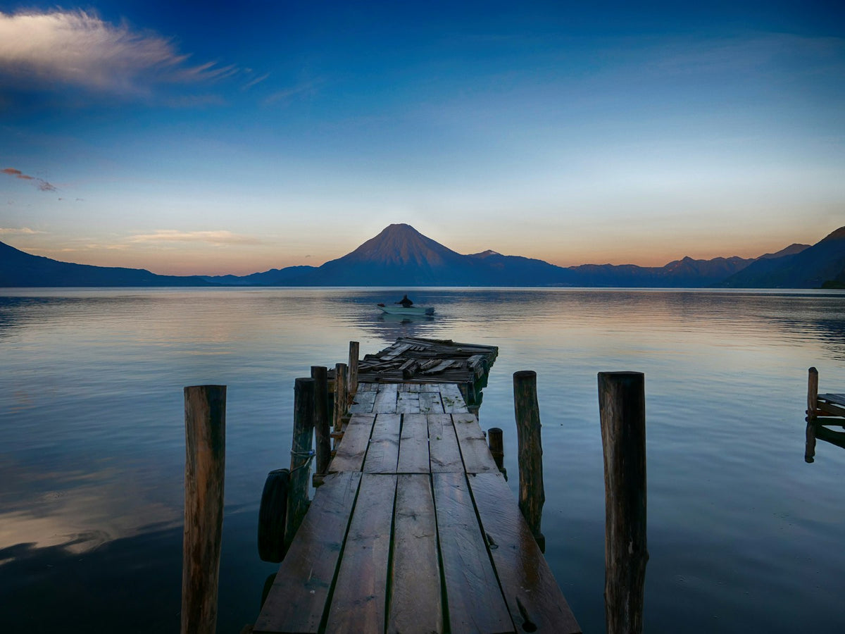 Embarcadero y volcán en el lago Atitlán