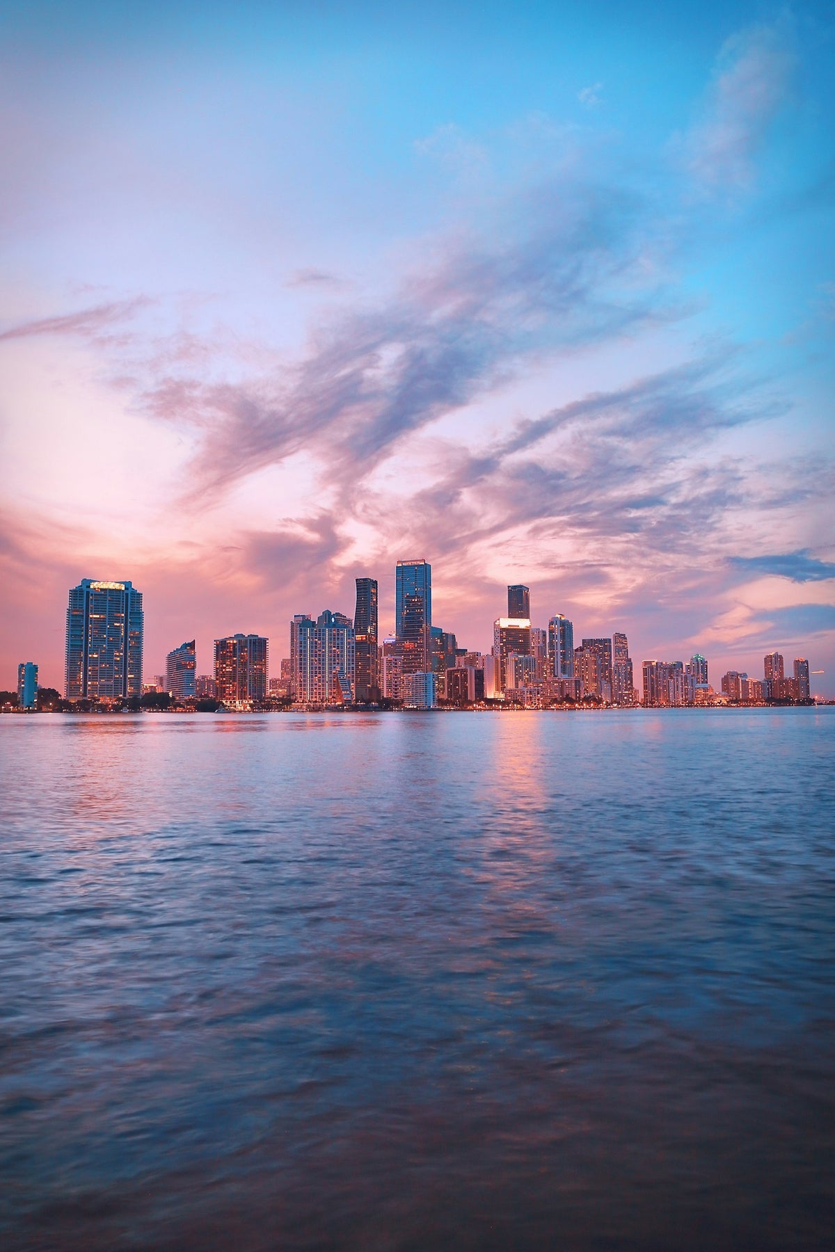 Rascacielos de Miami junto al agua