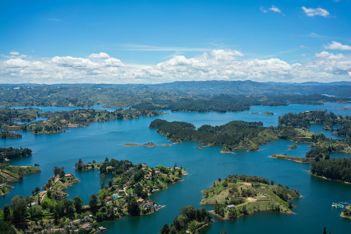 Embalse de Guatapé, cerca de Medellín