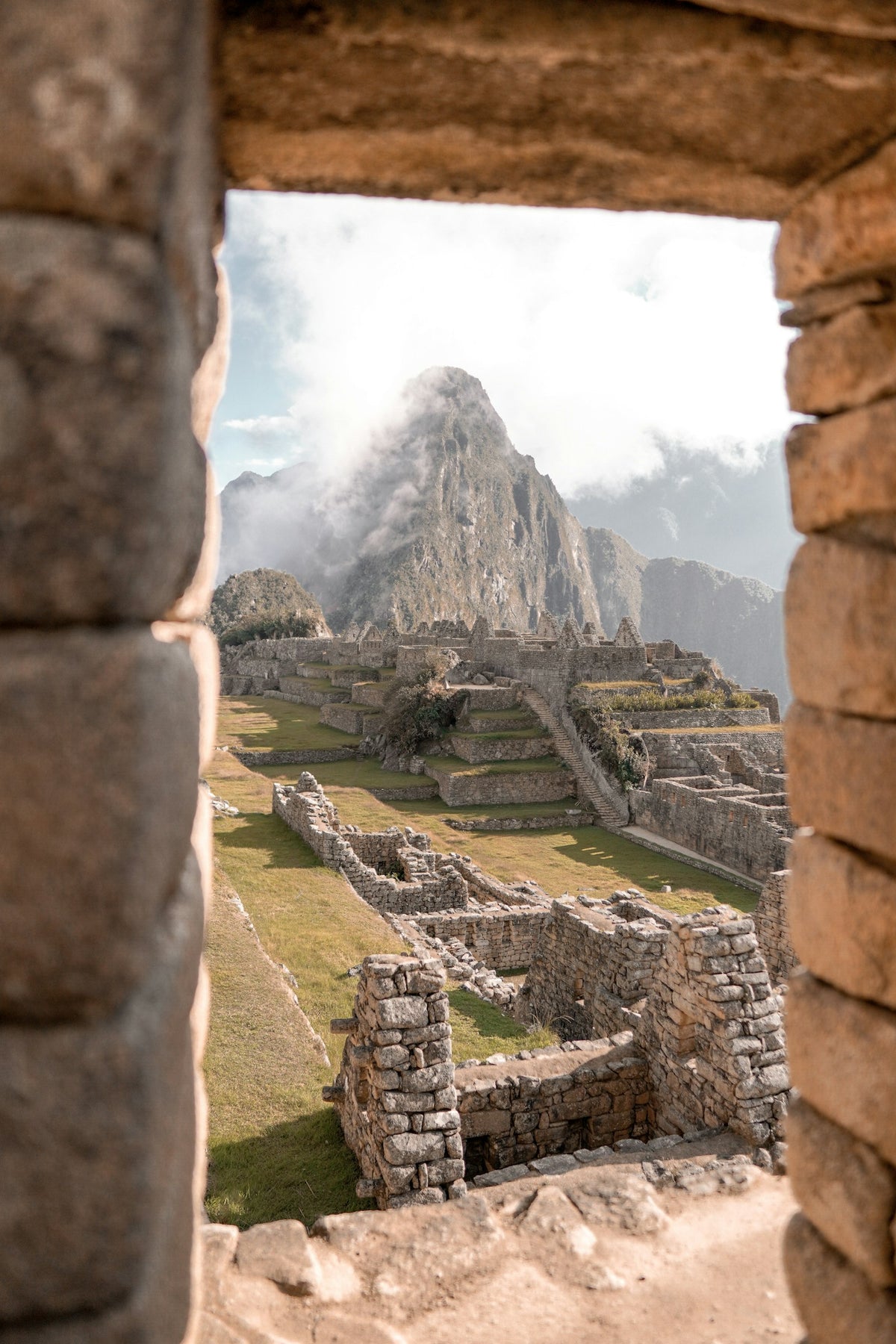 Machu Picchu enmarcado por una ventana inca