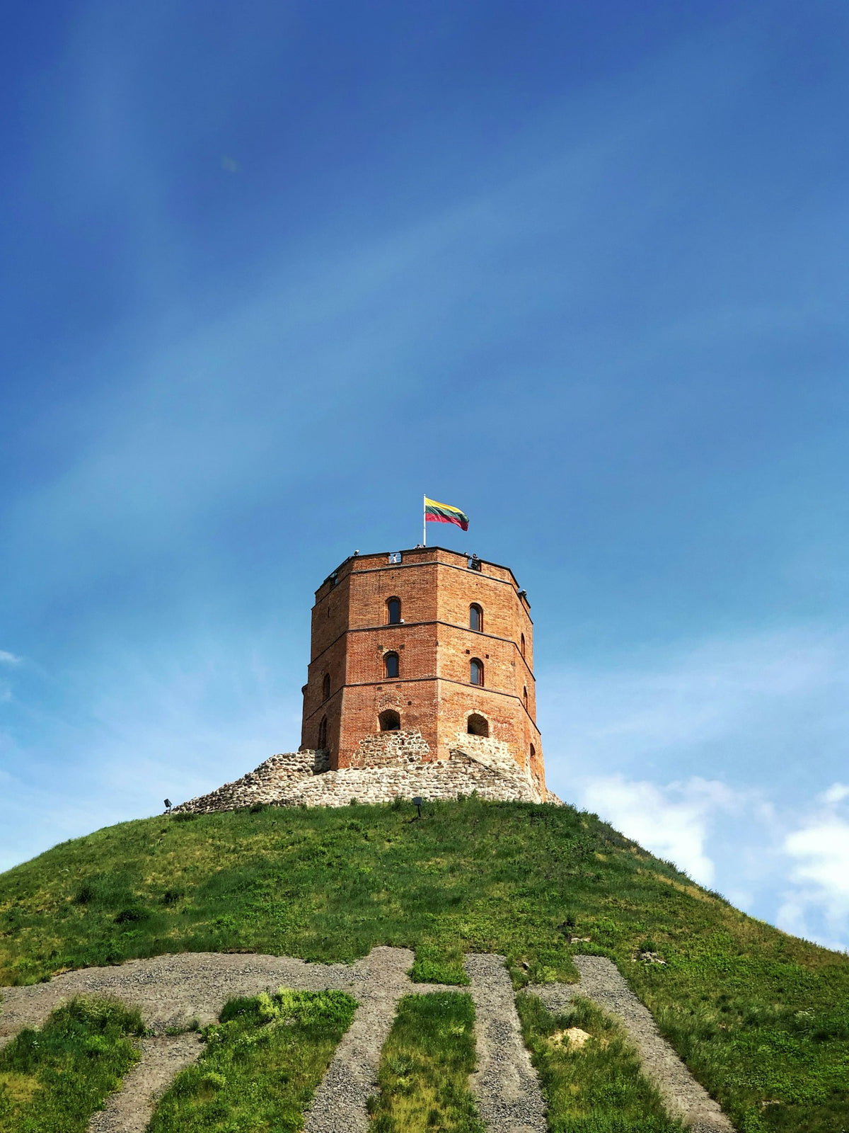 Torre de Gediminas sobre la colina