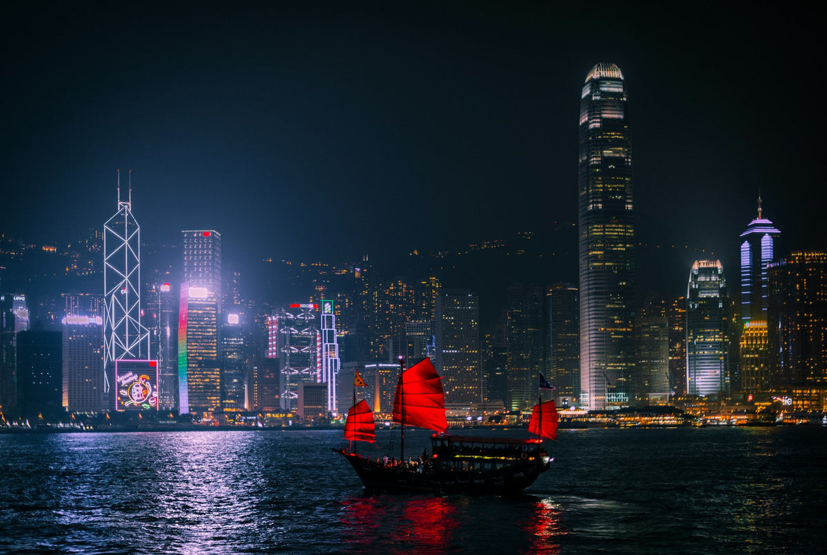 Junco de velas rojas en Victoria Harbour