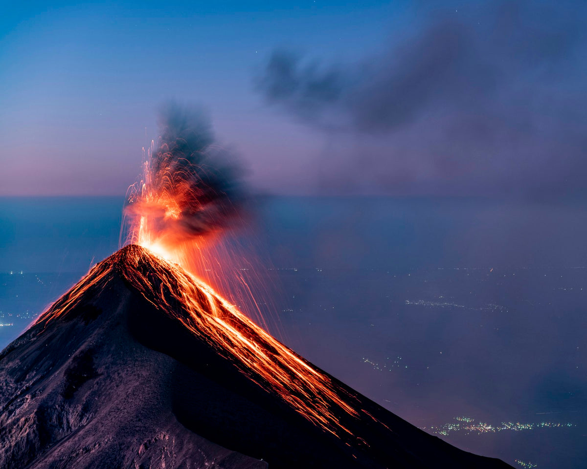 Erupción nocturna del volcán de Fuego