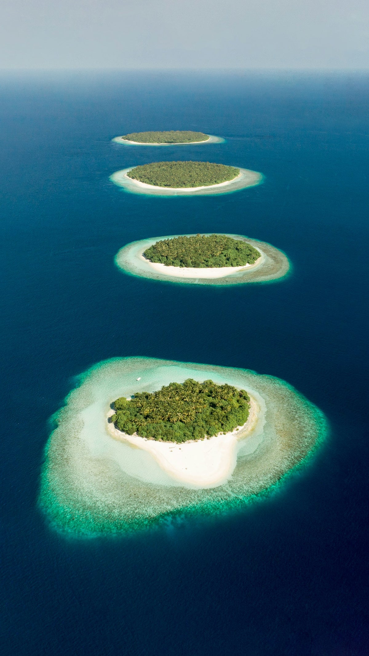 Isla rodeada de aguas turquesa
