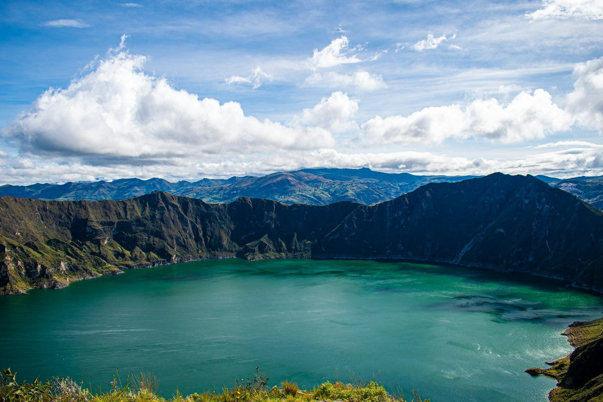 Laguna verde entre montañas andinas