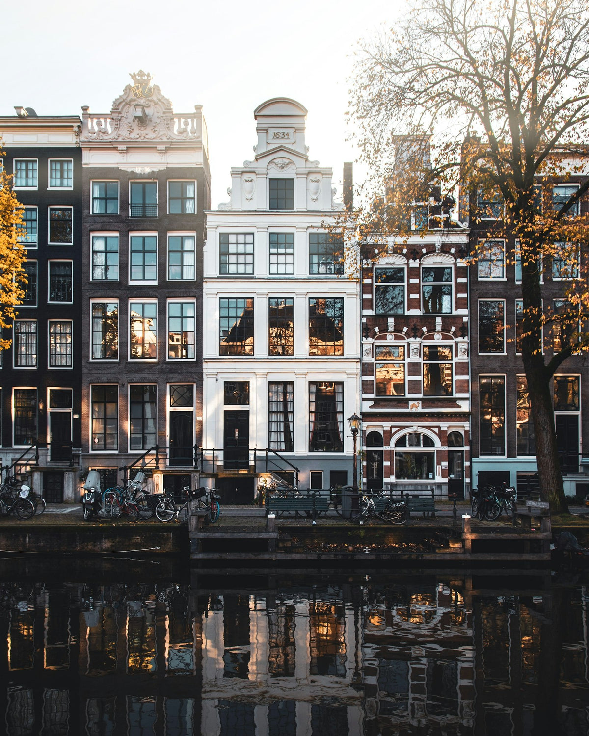 Casas de canal reflejadas en Ámsterdam
