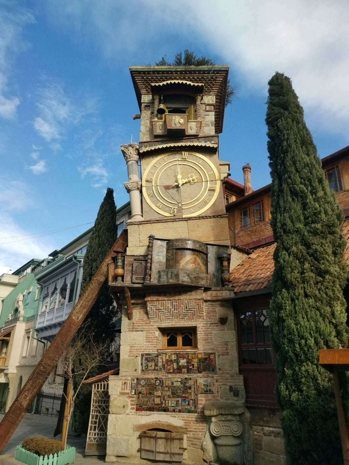 Torre del reloj en el casco antiguo de Tiflis