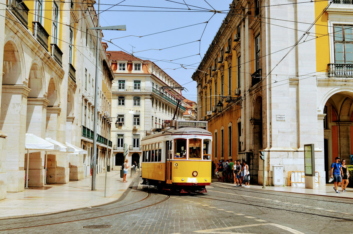 Tranvía amarillo en Lisboa