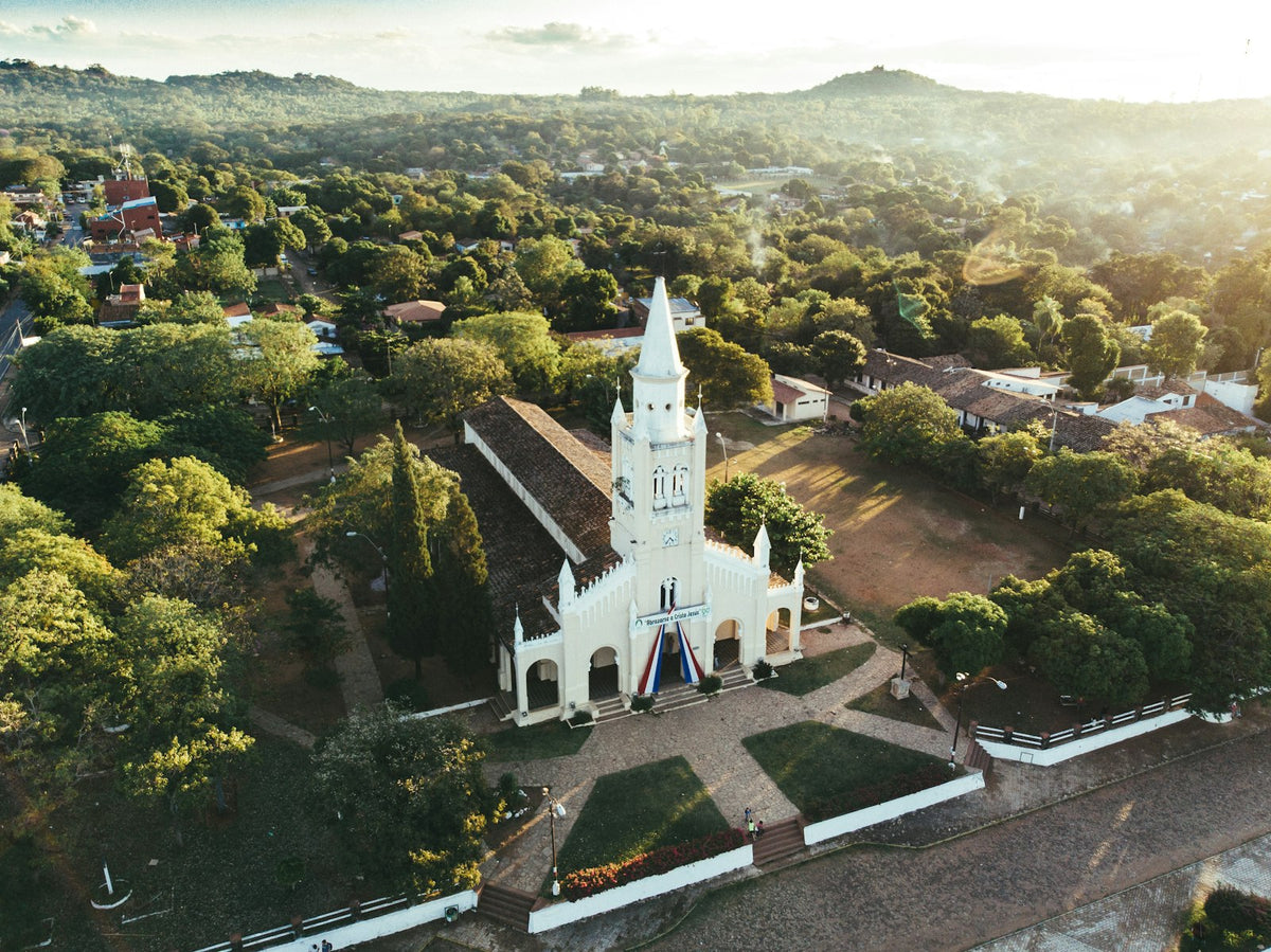 Iglesia entre árboles