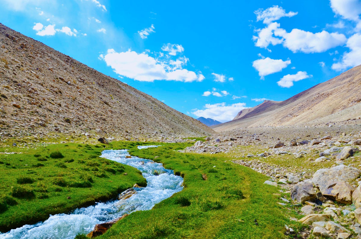 Río entre montañas áridas de Tayikistán