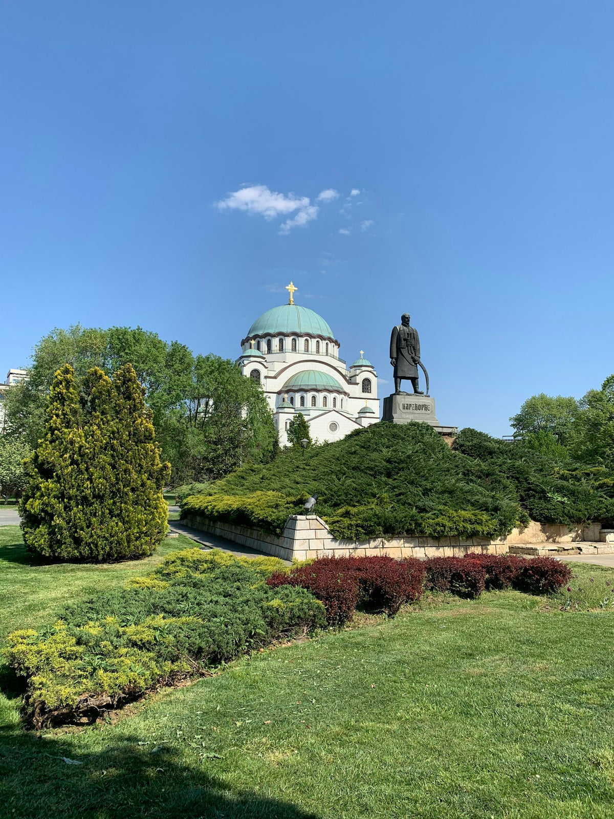 Templo de cúpula entre árboles