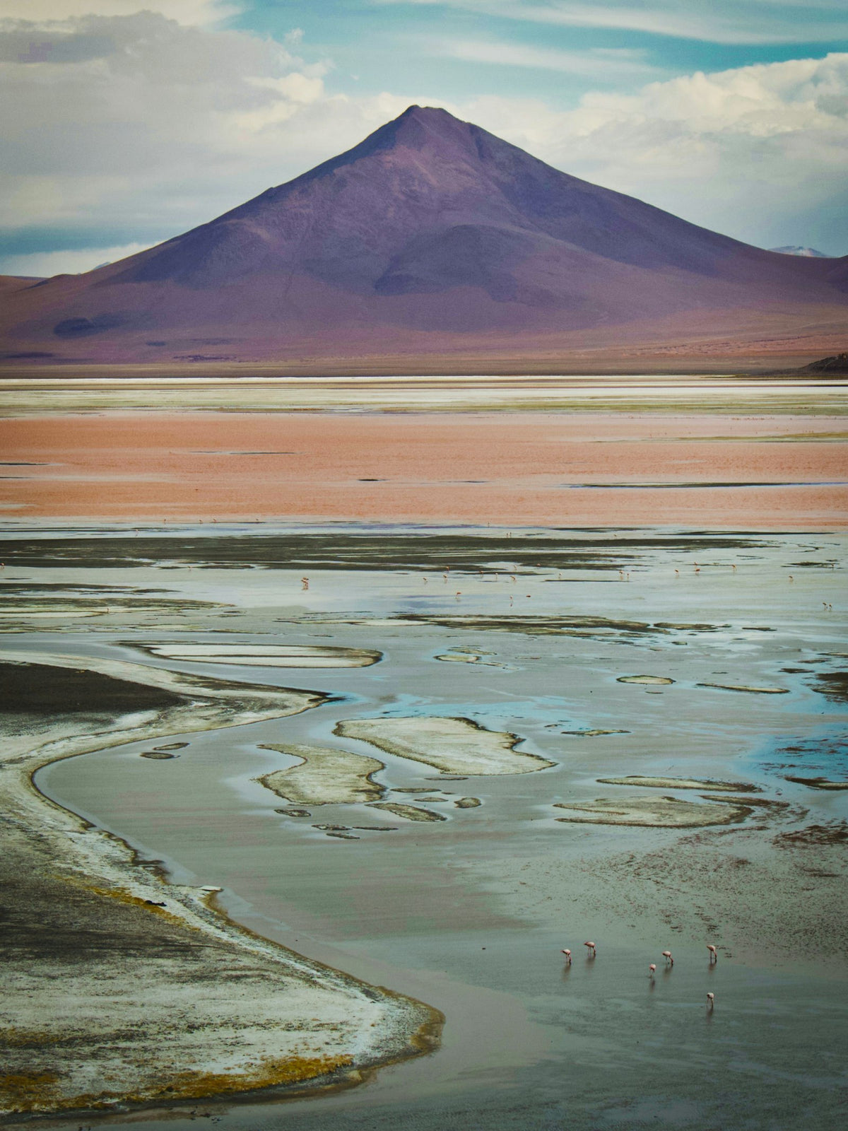Montañas junto a una laguna andina
