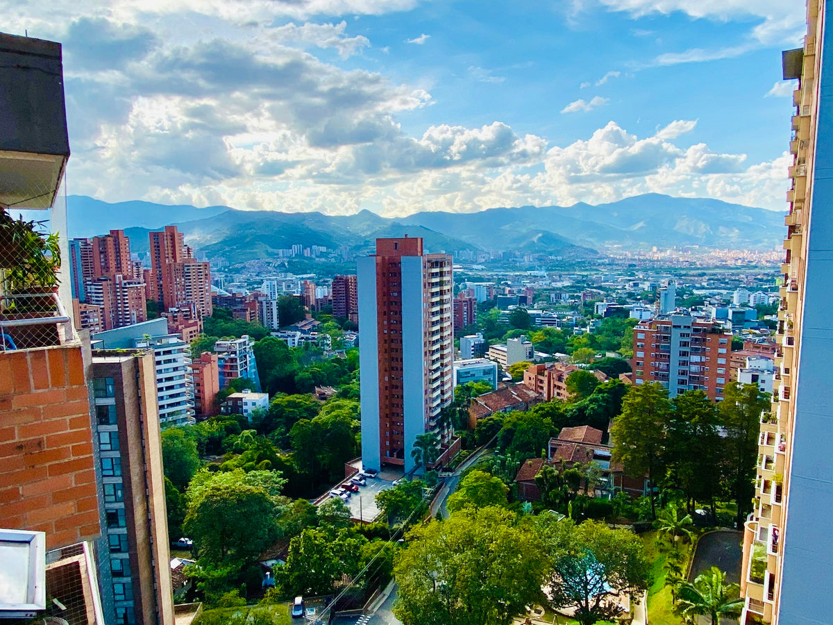 Medellín entre montañas en un día soleado