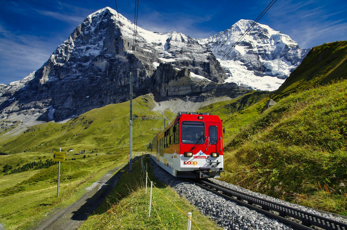 Tren rojo entre montañas nevadas