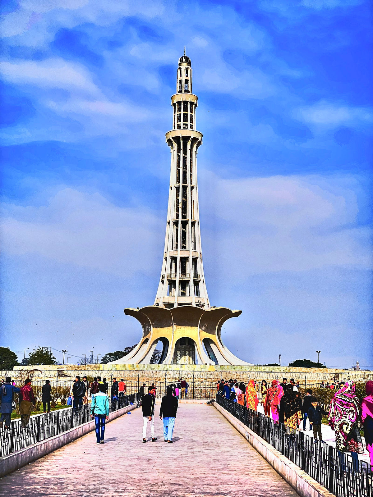 Calle de Lahore junto a un minarete
