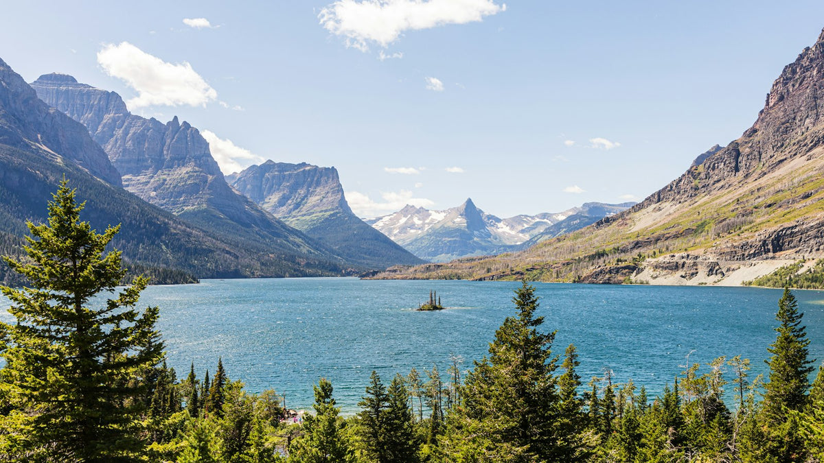 Lago y montañas del Parque Nacional Glaciar