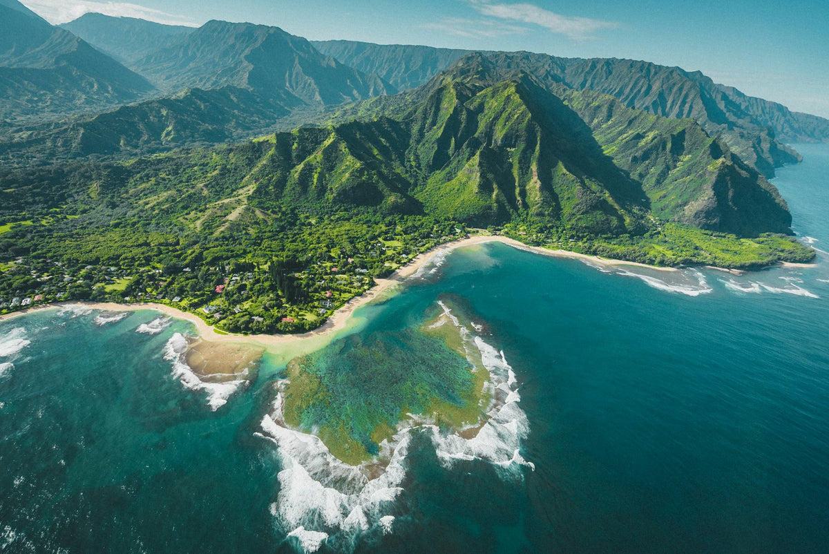 Costa verde y arrecife de Kauai desde el aire