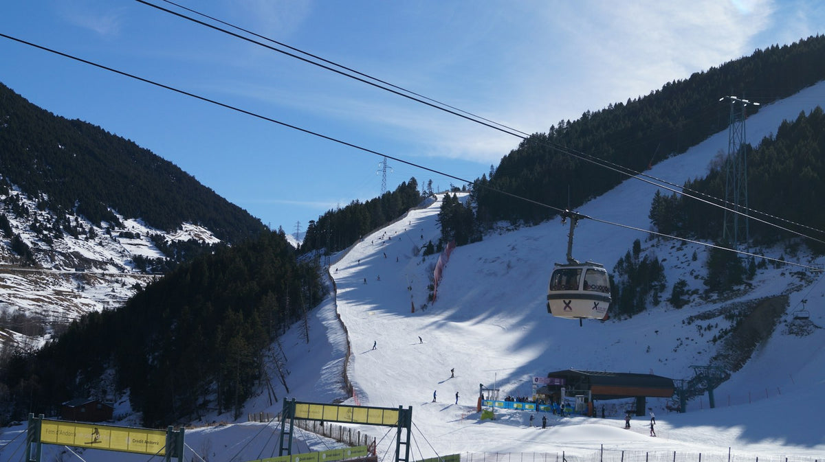 Telecabinas sobre pistas nevadas
