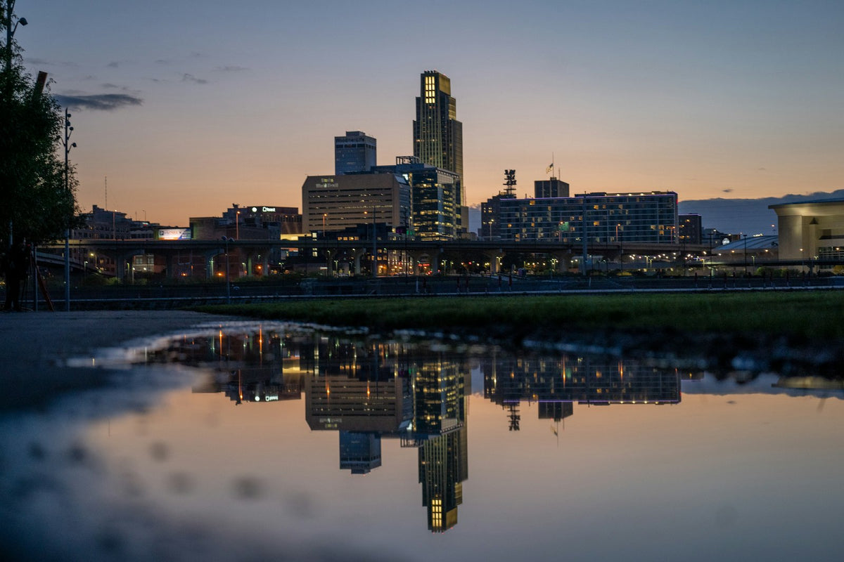 Skyline de Omaha reflejado en el agua