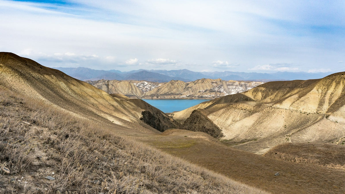 Lago entre montañas en Kirguistán