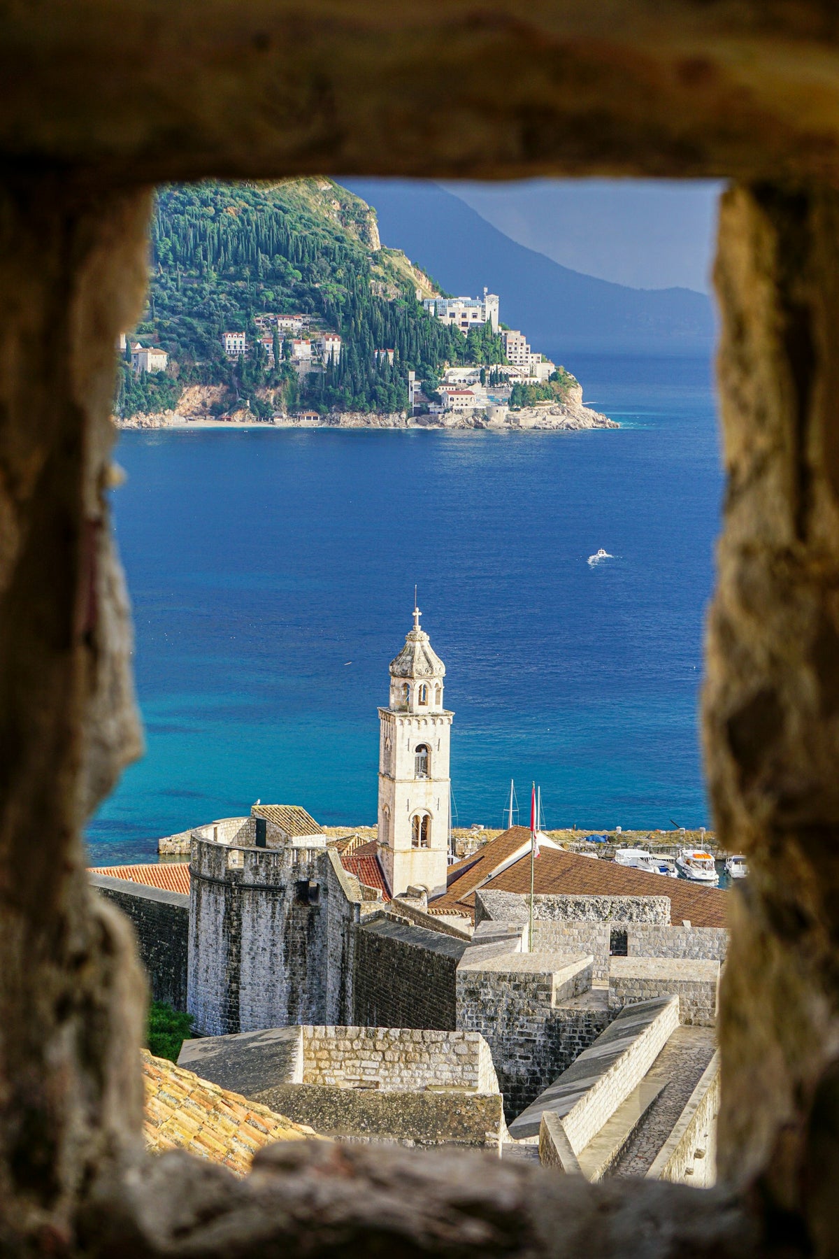 Murallas y campanario de Dubrovnik sobre el Adriático