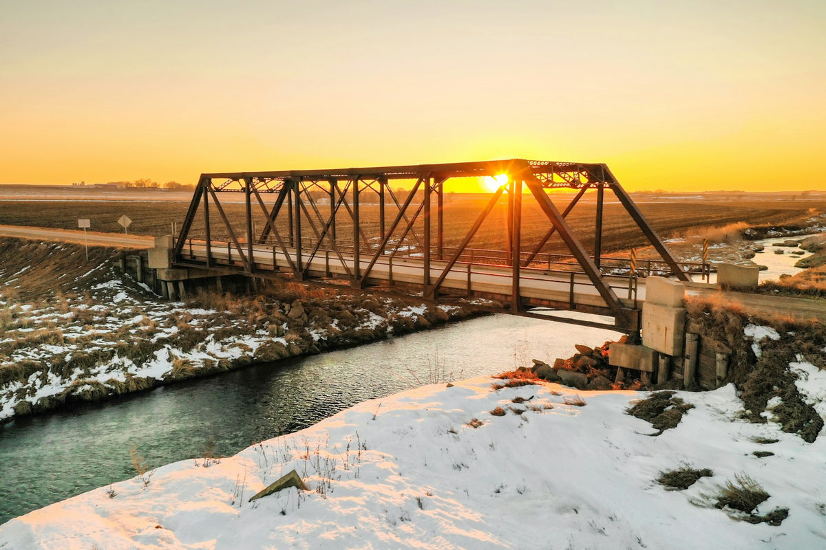 Puente de madera sobre un río