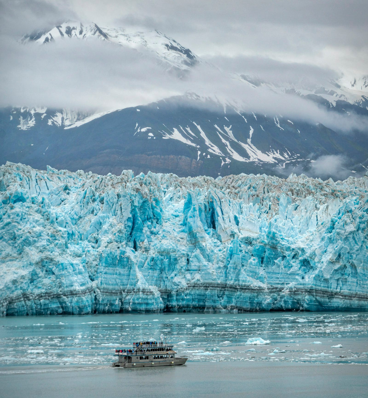 Barco entre montañas nevadas de Alaska