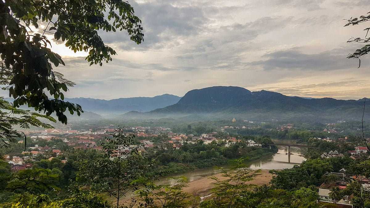 Río y selva cerca de Luang Prabang