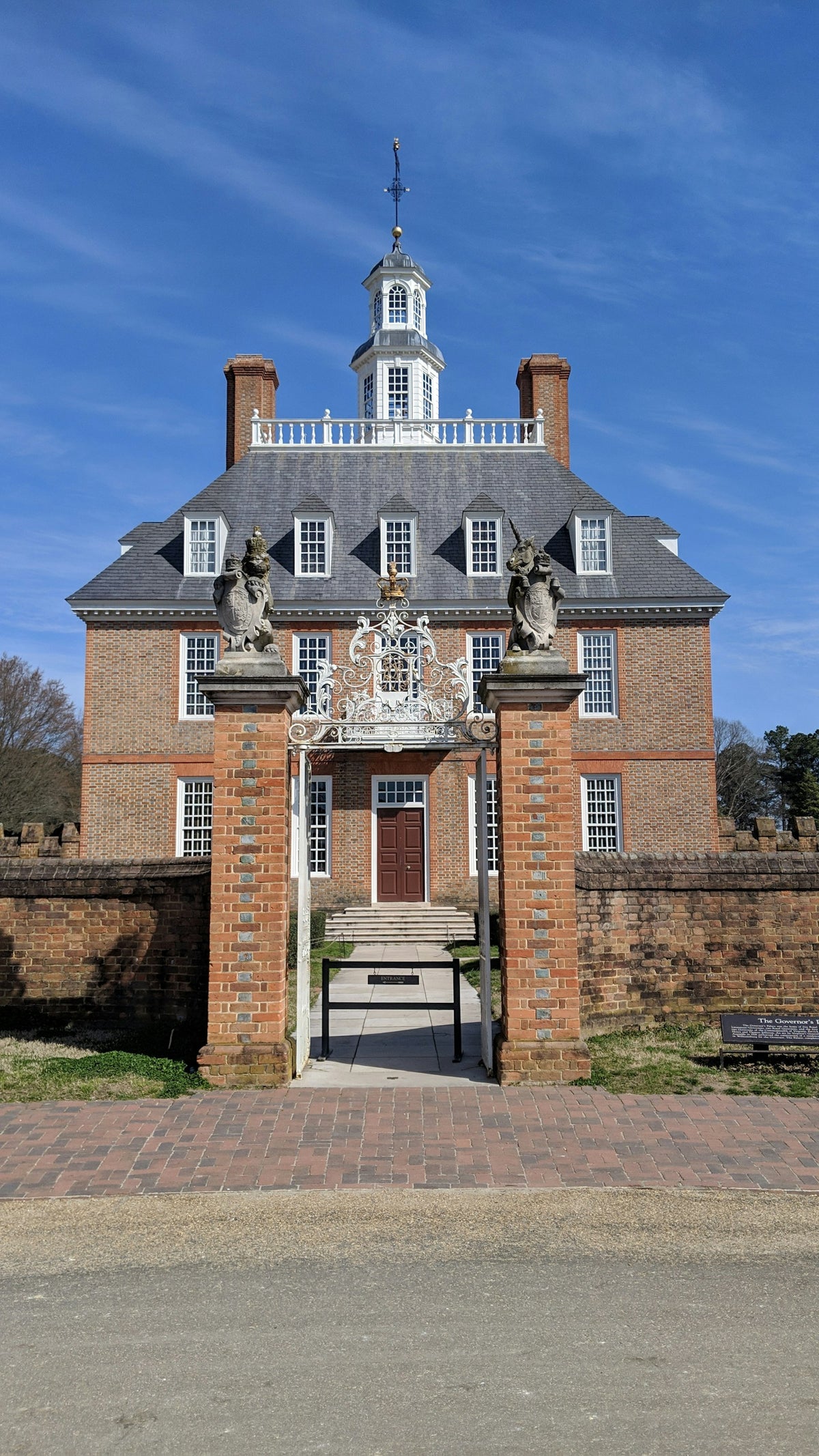 Edificio colonial de ladrillo en Williamsburg