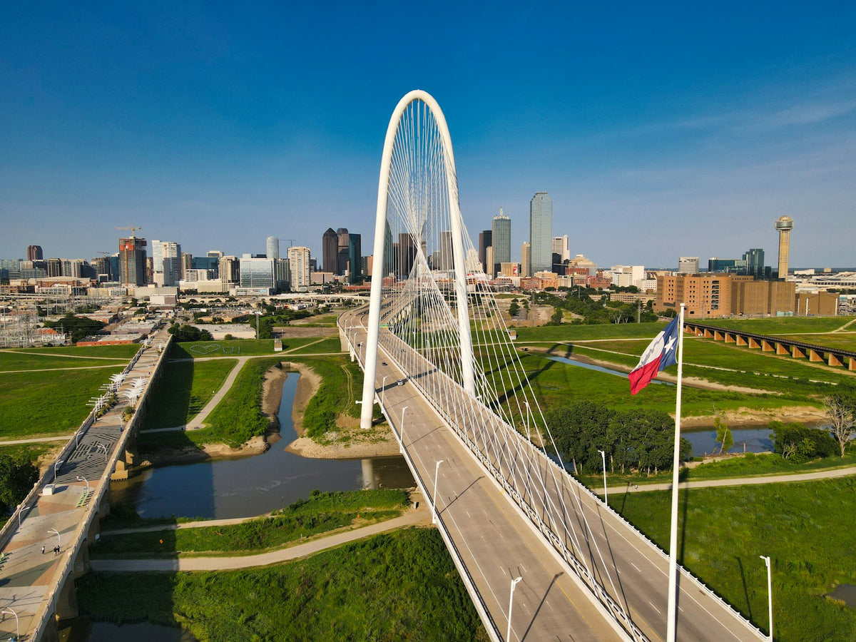 Puente y skyline de Dallas