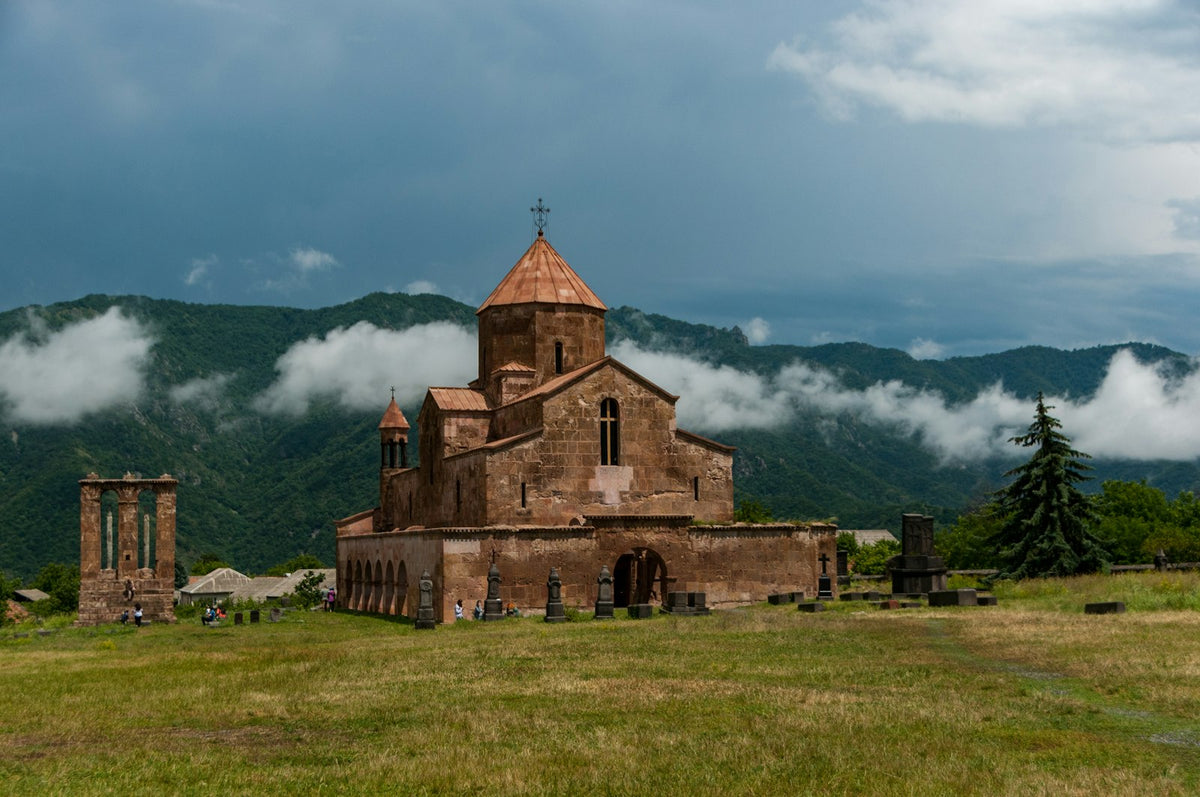 Iglesia de piedra en la campiña armenia