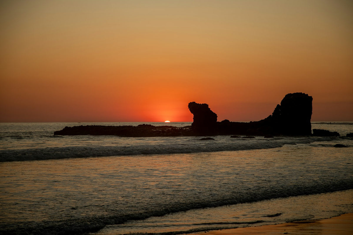 Roca en el mar al atardecer