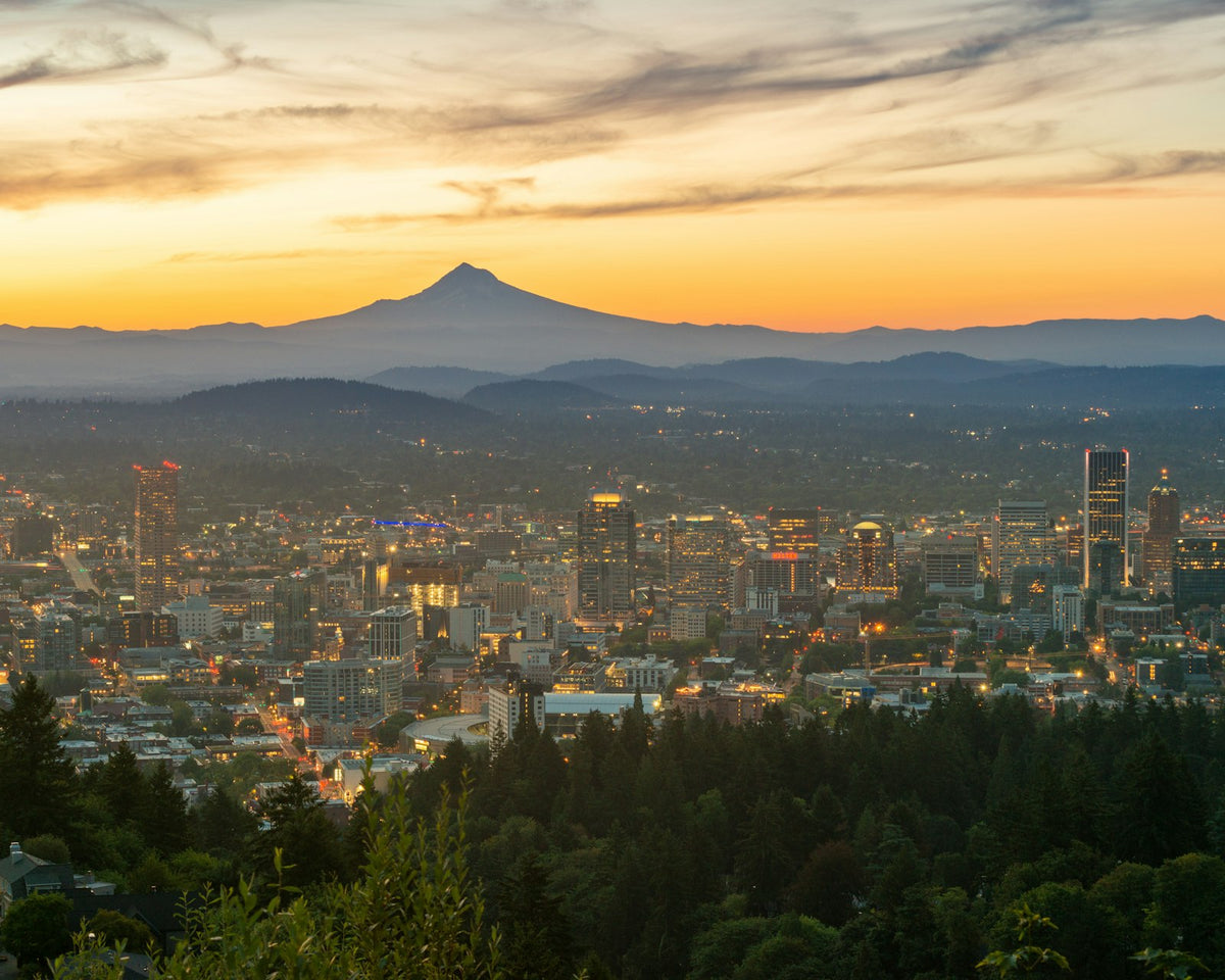 Portland con el monte Hood al atardecer