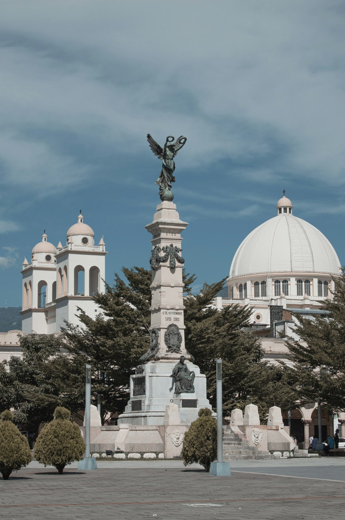 Estatua ante edificio con cúpula