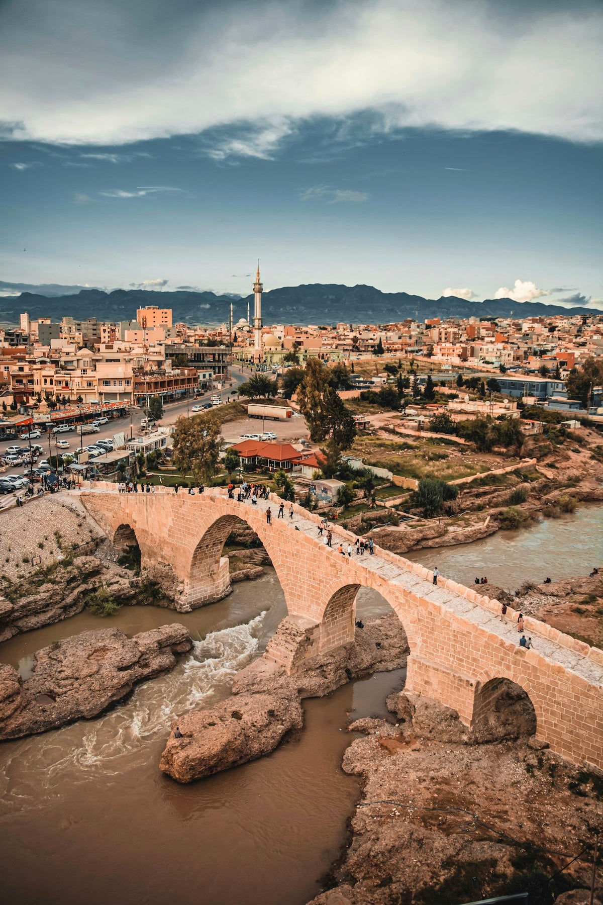 Puente sobre el río y la ciudad