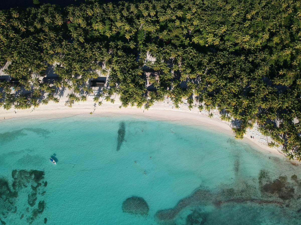 Vista aérea de playa con barco