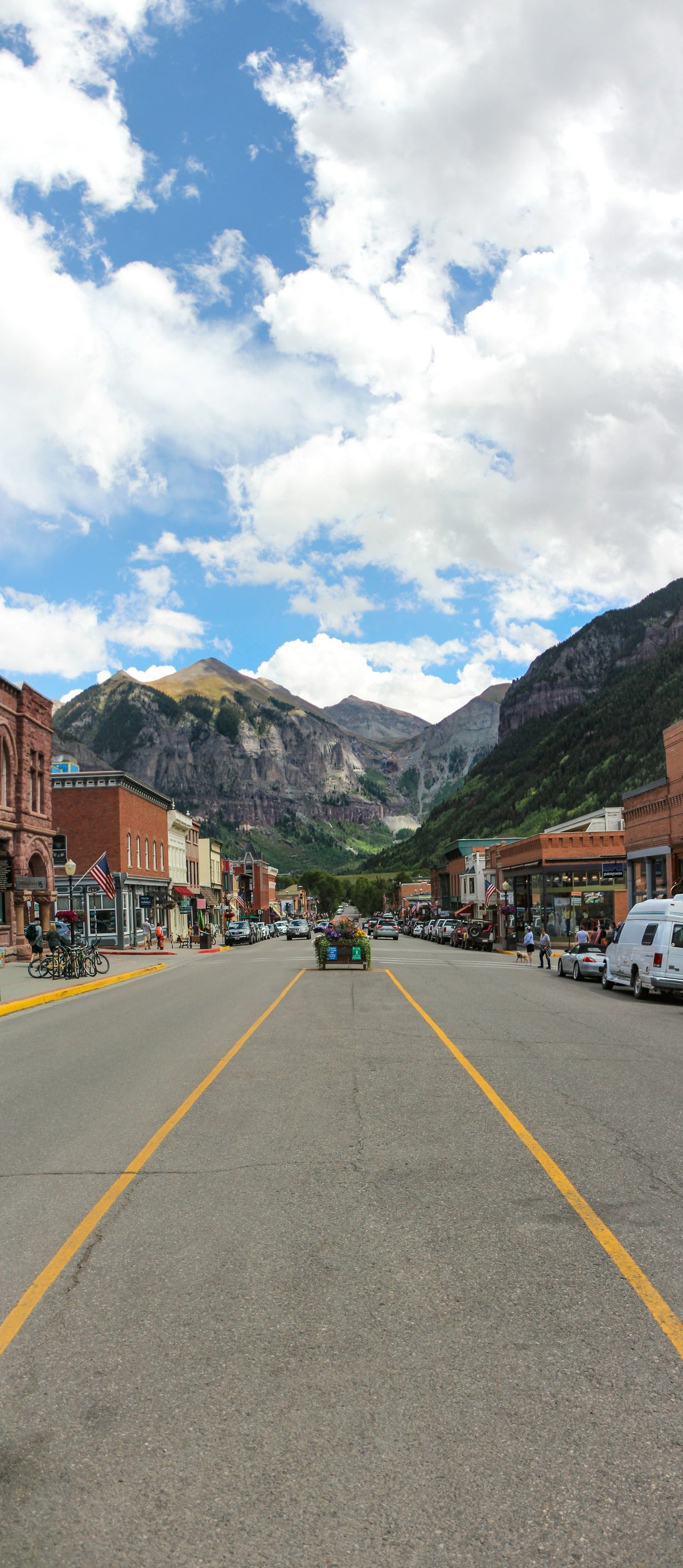 Calle de Telluride entre montañas