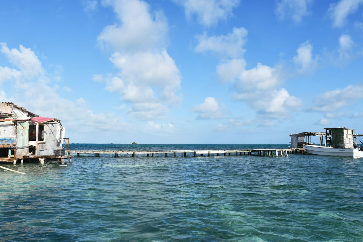 Barcas en aguas turquesa