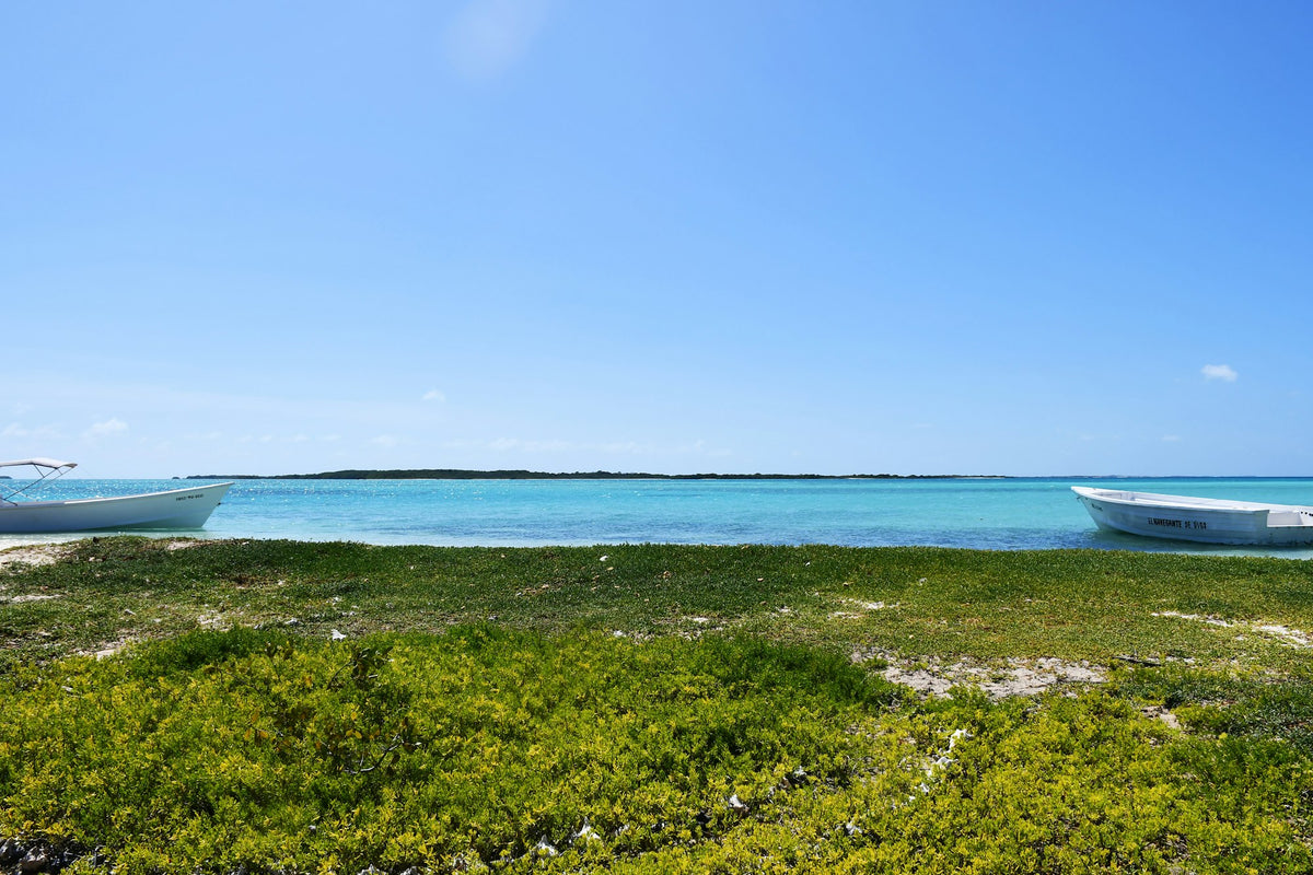 Cayo de Los Roques con barcas de pescadores