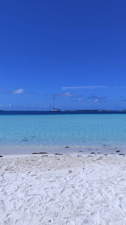 Playa de Los Roques con un velero al fondo