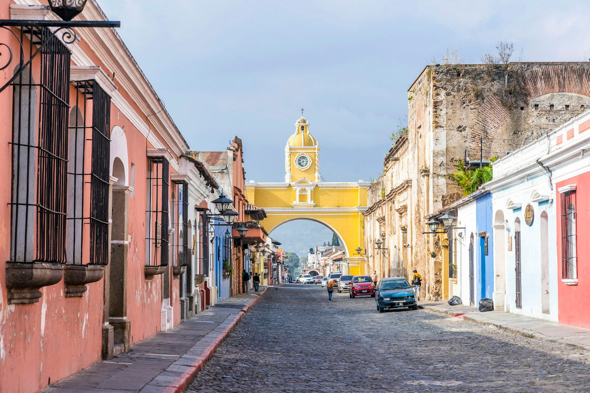 Calle de Antigua con torre del reloj