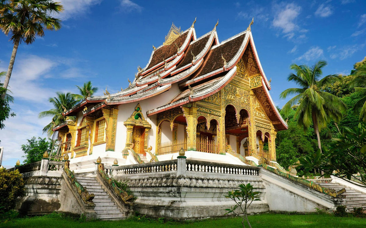 Templo blanco y dorado en Luang Prabang