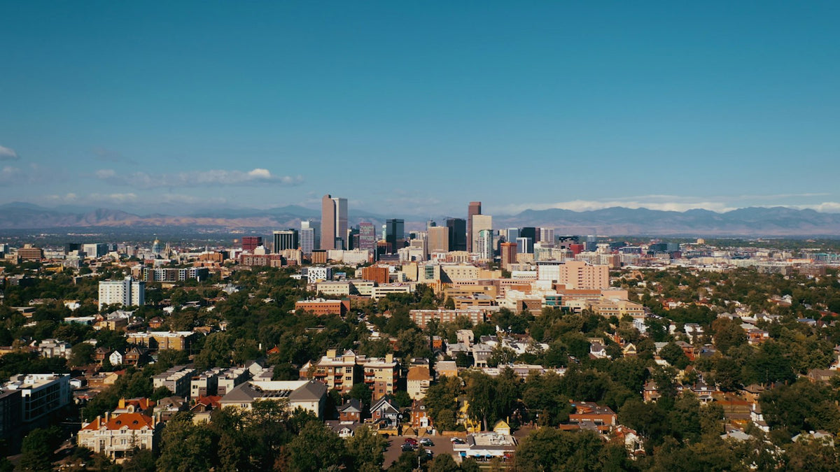 Denver con las Rocosas al fondo